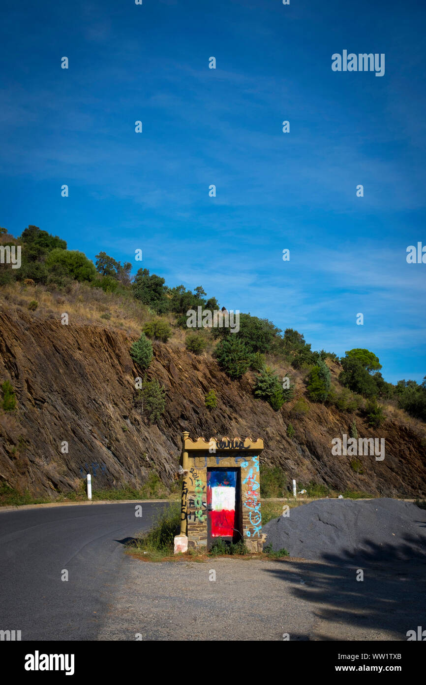 Frontiera Francia-spagna sulla D914 road, sulla costa mediterranea, Pirenei Orientale, Francia Foto Stock
