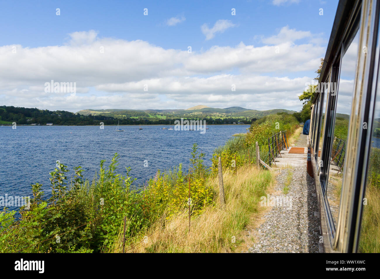 Vista di Bala Lake da carrelli su un Bala Lake ferrovia a scartamento ridotto treno a vapore nel Galles del Nord Foto Stock