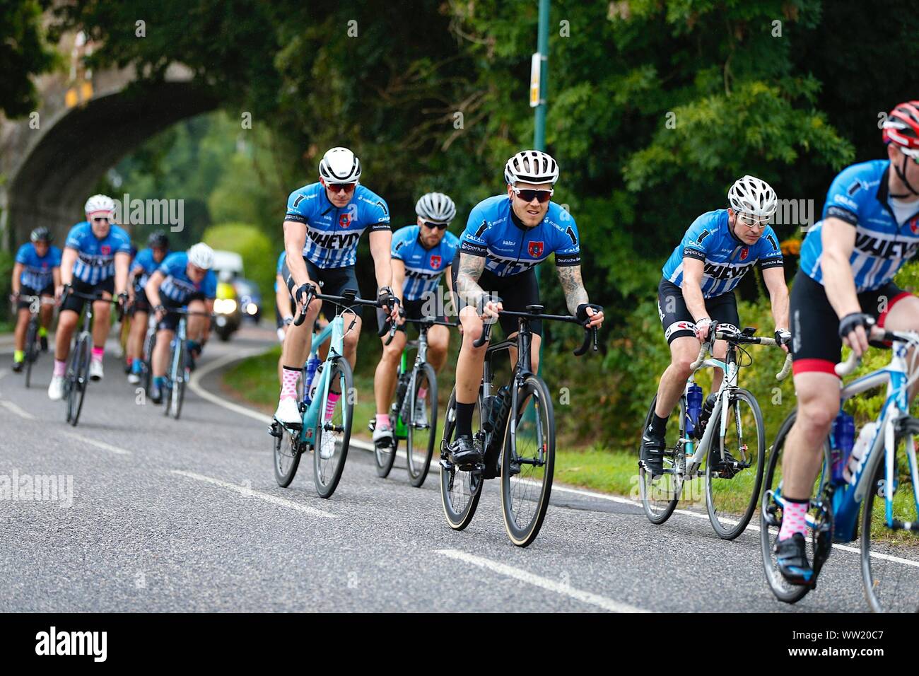 Ashford, Kent, Regno Unito. 12 Settembre, 2019. London 2 Paris è un dilettante manifestazione ciclistica che lascia Greenwich a Londra il giorno 1 e arriva a Parigi il giorno 4. Fino a 150 piloti partecipare. Il London 2 Paris sito promuove l'evento come "migliori quattro giorni si può avere su una bici, ovunque e in qualsiasi momento". I principianti e gli esperti sono incoraggiati a guidare come sono impostate su off in gruppi in base alle capacità. Tutto il denaro raccolto dai piloti va verso la carità 'cura la leucemia' che aiuta a 38.000 le persone a cui è stata diagnosticata con cancro del sangue nel Regno Unito ogni anno. Credito: Paolo Lawrenson/Alamy Live News Foto Stock