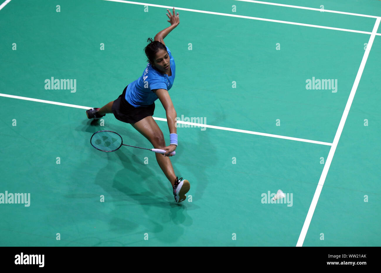 (190912) -- YANGON, Sett. 12, 2019 (Xinhua) -- Gayatri Gopichand Pullela dell India compete durante le Donne Singoli Secondo turno il match contro il Maharani Sekar Batari di Indonesia presso il Myanmar International Series 2019 nell Arcidiocesi di Yangon, Myanmar, Sett. 12, 2019. (Foto di U Aung/Xinhua) Foto Stock