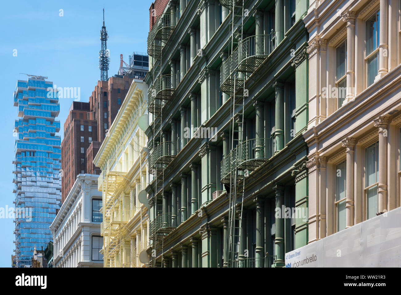 Soho di New York, vista del Tribeca "jenga edificio" e ghisa edifici di distretto in Green Street nel quartiere di Soho, New York City, Stati Uniti d'America Foto Stock