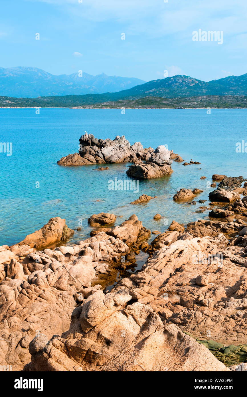 Una vista delle formazioni rocciose in La Tonnara, sulla costa meridionale della Corsica, Francia e un calmo mare mediterraneo Foto Stock