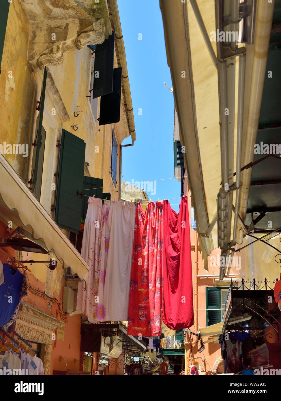 Linea di lavaggio sospeso tra edifici,Corfu Old Town,,Corfu Corfu,Kerkira,Grecia,Isole Ionie Foto Stock