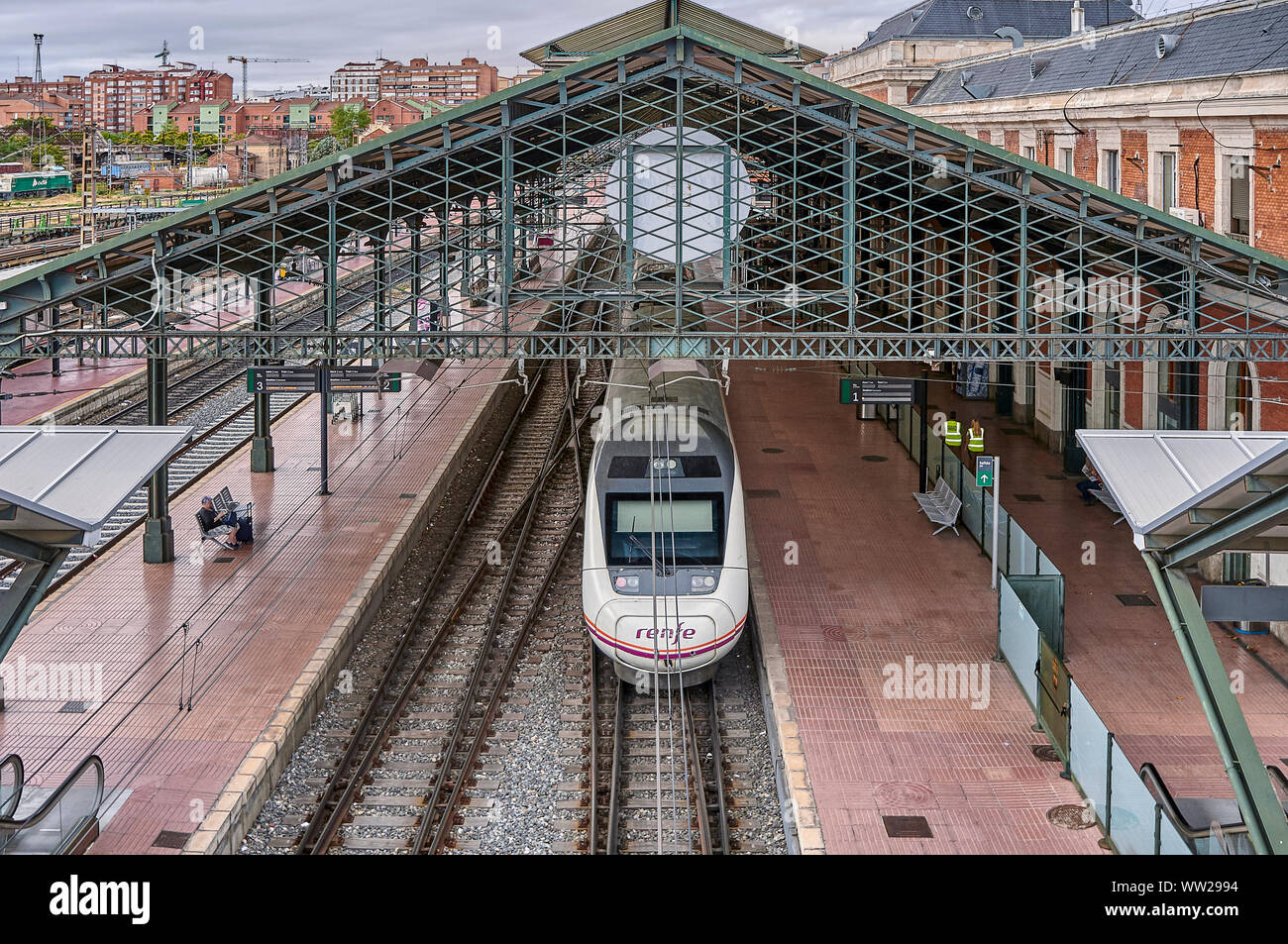 La stazione Renfe bird a Campo Grande stazione, noto anche come la stazione  Nord e la stazione ferroviaria principale nella città spagnola di  Valladolid Castiglia e Leon Foto stock - Alamy
