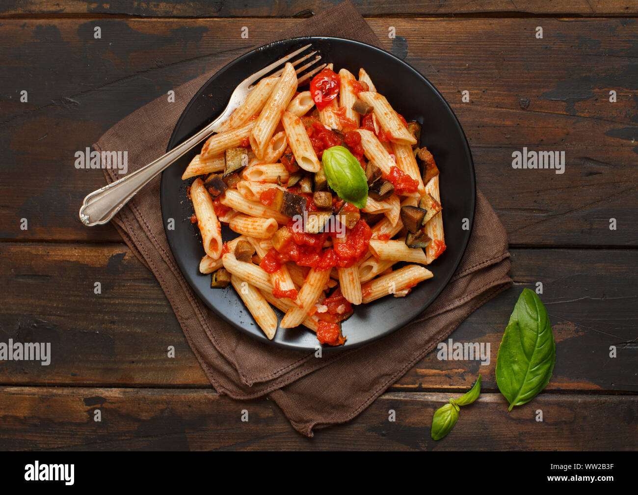 Penne alla norma - Italiano tradizionale di pasta con melanzane e pomodori Foto Stock