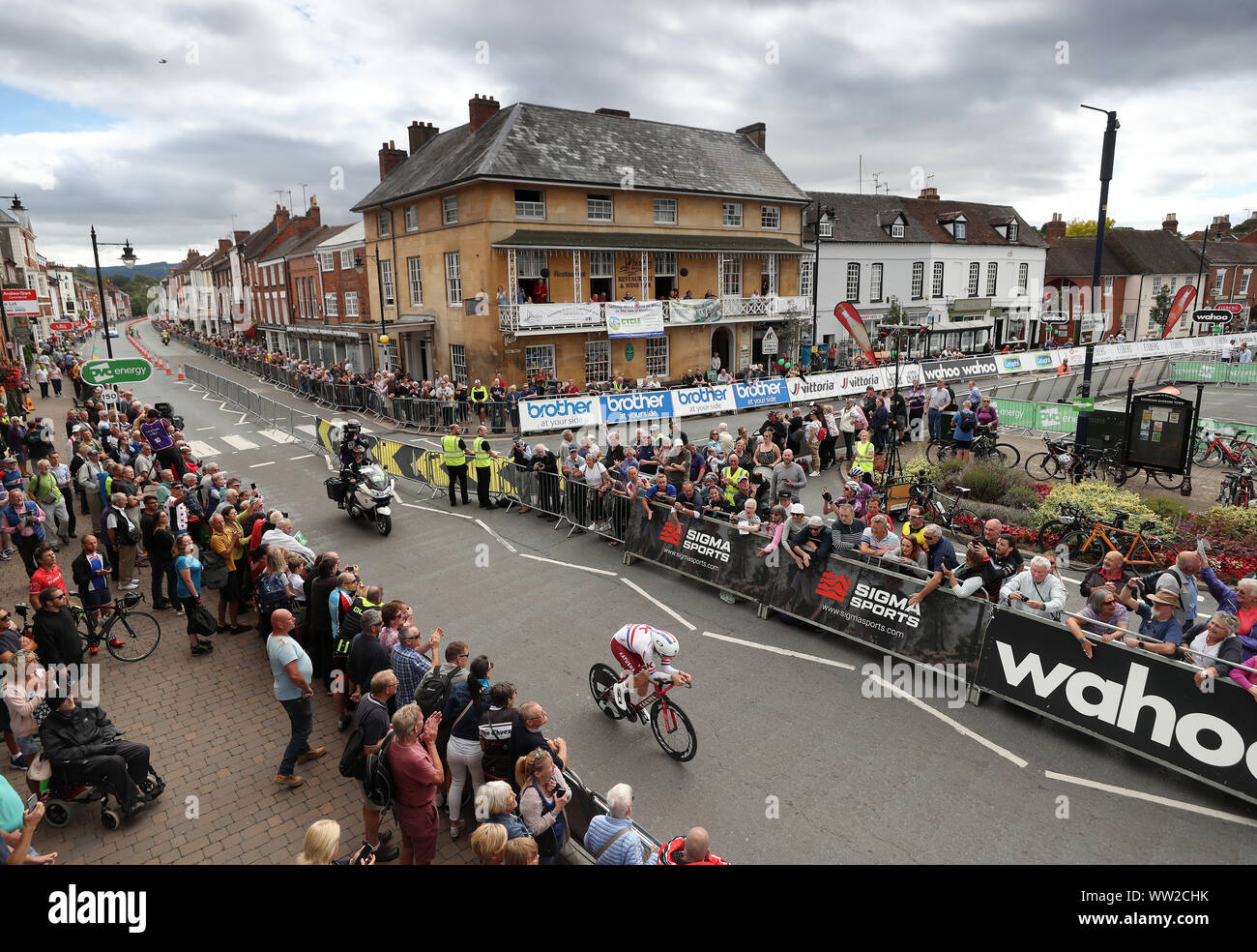Alex Dowsett in Pershore Town Center si avvicina alla fine della fase sei dell'OVO Energy Tour della Gran Bretagna da Pershore a Pershore. Foto Stock