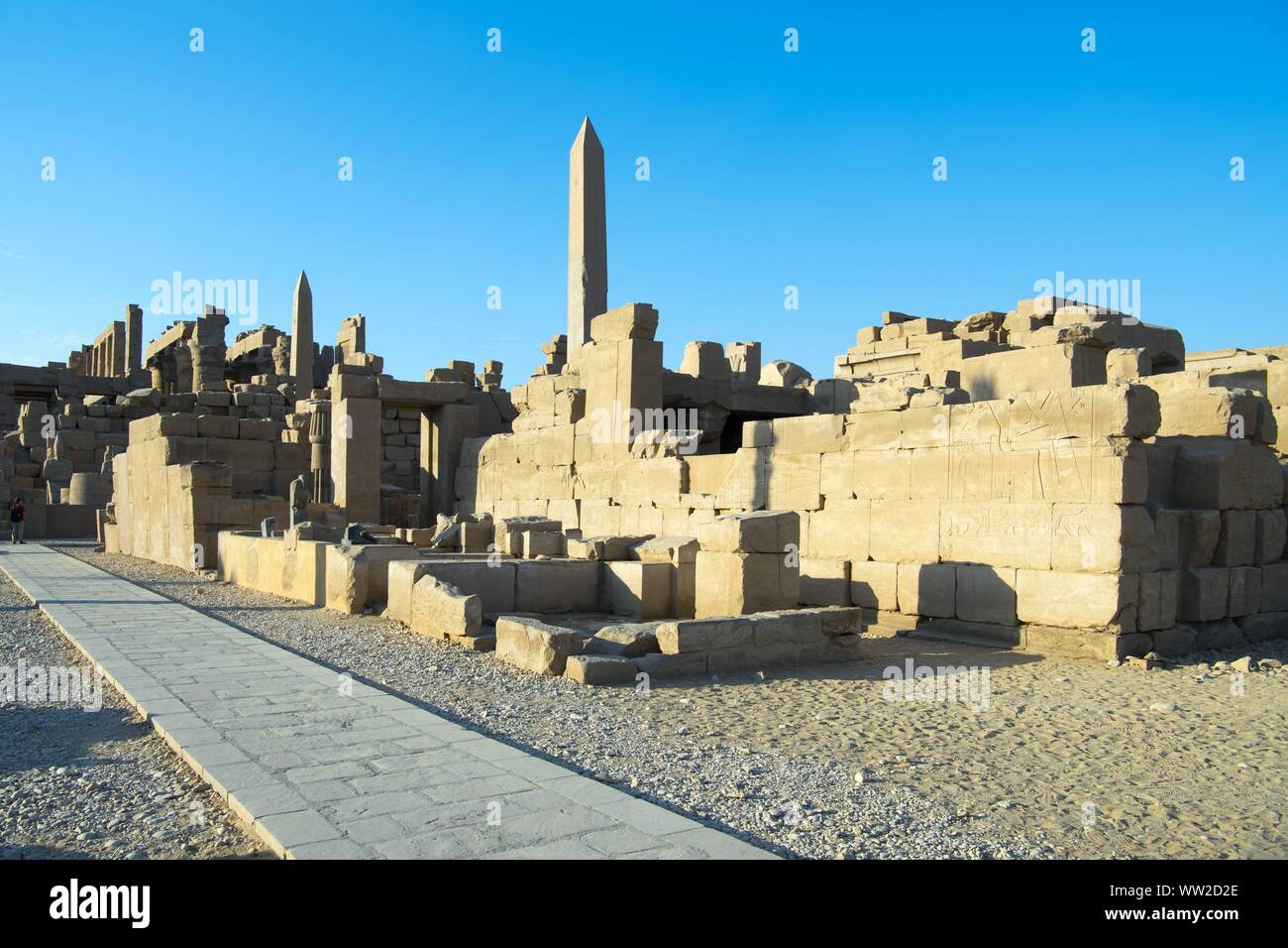 Aegypten ha, Luxor, Karnak-Tempel, Obelisco der Hatschepsut (rechts) und des Pharao Thutmosis I. (Mitte), dahinter die Saeulen der Hypostylhalle | Utilizzo di tutto il mondo Foto Stock