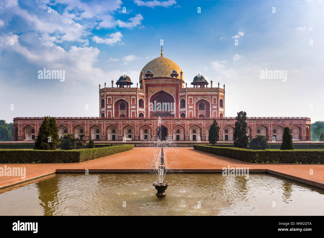 La tomba di Humayun dell imperatore Mughal Humayun progettato dall architetto persiano Mirak Mirza Ghiyas in New Delhi, India. Tomba fu commissionato da Humayun la moglie Foto Stock