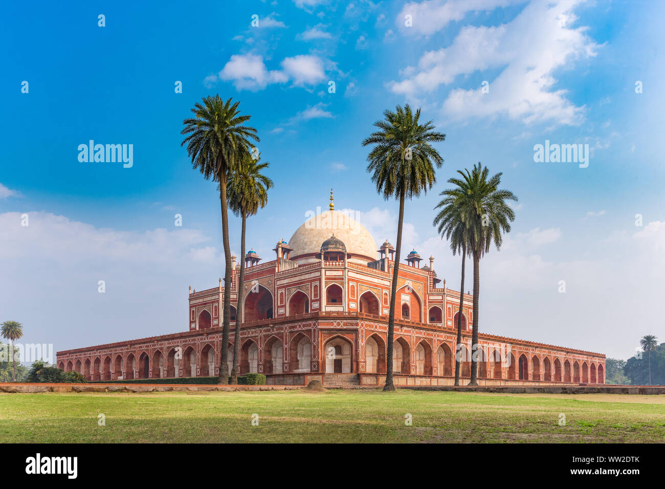 La tomba di Humayun dell imperatore Mughal Humayun progettato dall architetto persiano Mirak Mirza Ghiyas in New Delhi, India. Tomba fu commissionato da Humayun la moglie Foto Stock