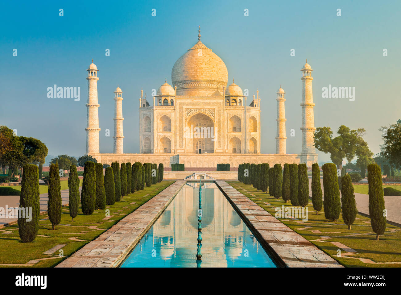 Il Taj Mahal è un bianco-avorio mausoleo di marmo sulla riva sud del fiume Yamuna nella città indiana di Agra, Uttar Pradesh. Foto Stock