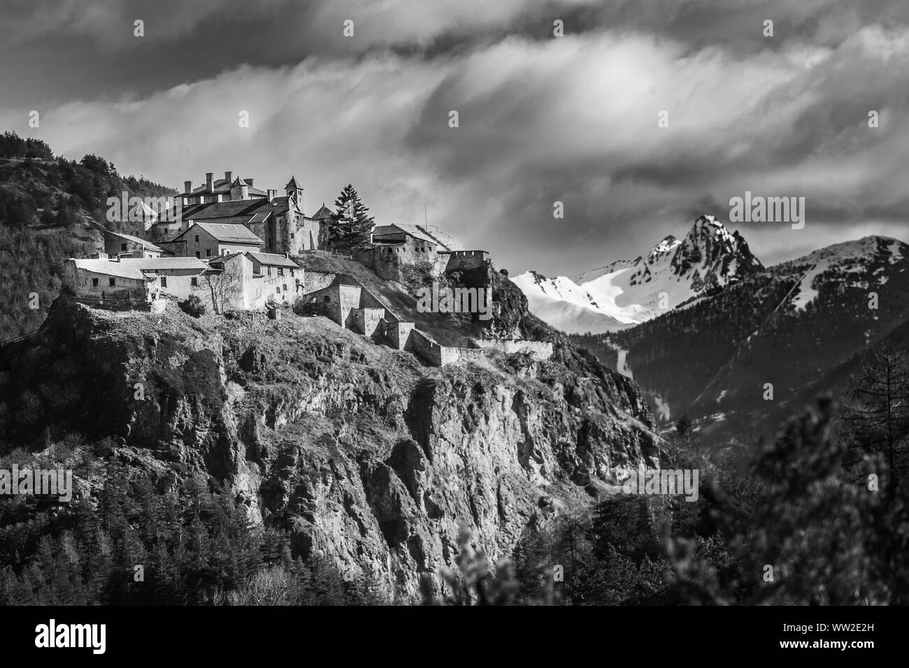 Lo storico castello sulla sommità di un colle roccioso del Queyras regione del sud delle Alpi francesi (Hautes-Alpes - Francia) Foto Stock