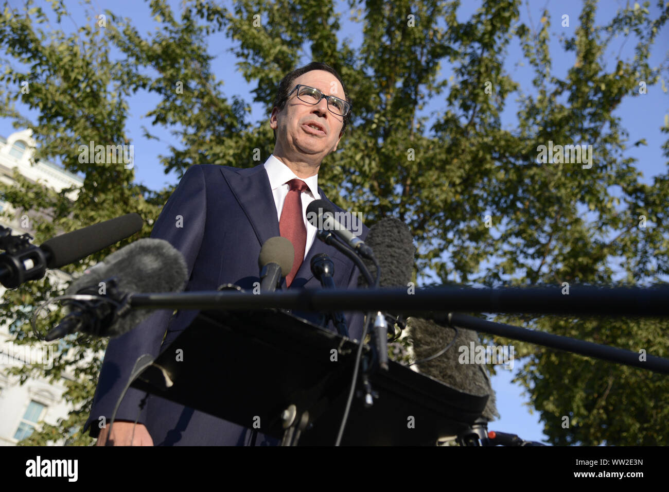 Washington, DC, Stati Uniti d'America. Xii Sep 2019. Il segretario al Tesoro Steven Mnuchin rende commento ai giornalisti al di fuori dell'ala ovest della Casa Bianca, giovedì, 12 settembre 2019, a Washington, DC. Mnuchin commentato di continuare i negoziati commerciali con la Cina, il mercato obbligazionario e l'economia globale. Foto di Mike Theiler/UPI Credito: UPI/Alamy Live News Foto Stock