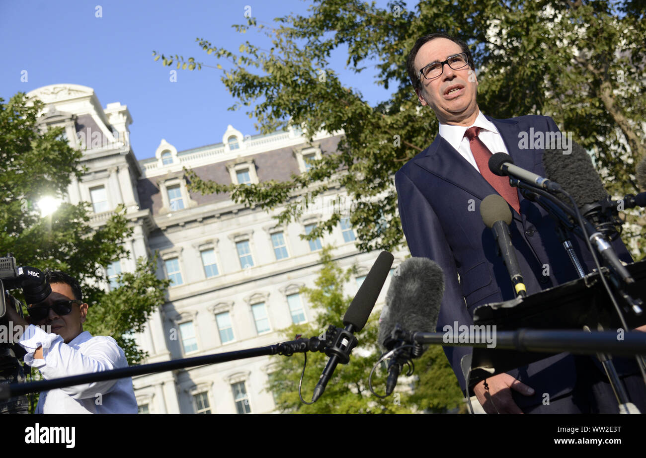 Washington, DC, Stati Uniti d'America. Xii Sep 2019. Il segretario al Tesoro Steven Mnuchin rende commento ai giornalisti al di fuori dell'ala ovest della Casa Bianca, giovedì, 12 settembre 2019, a Washington, DC. Mnuchin commentato di continuare i negoziati commerciali con la Cina, il mercato obbligazionario e l'economia globale. Foto di Mike Theiler/UPI Credito: UPI/Alamy Live News Foto Stock