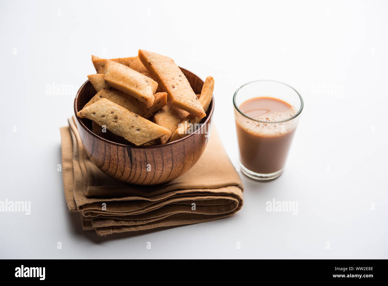 Namakpaare o Shakarpara salato/shakarpaare o namkeen Shankarpali, popolare cibo diwali o spuntino a base di tè da Gujarat, India Foto Stock