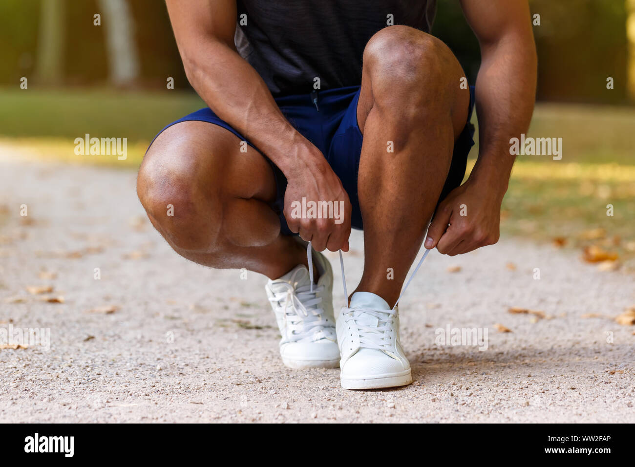 Laccio di legatura scarpe passalacci runner giovane uomo pronto preparazione inizia a correre jogging sport fitness training outdoor Foto Stock