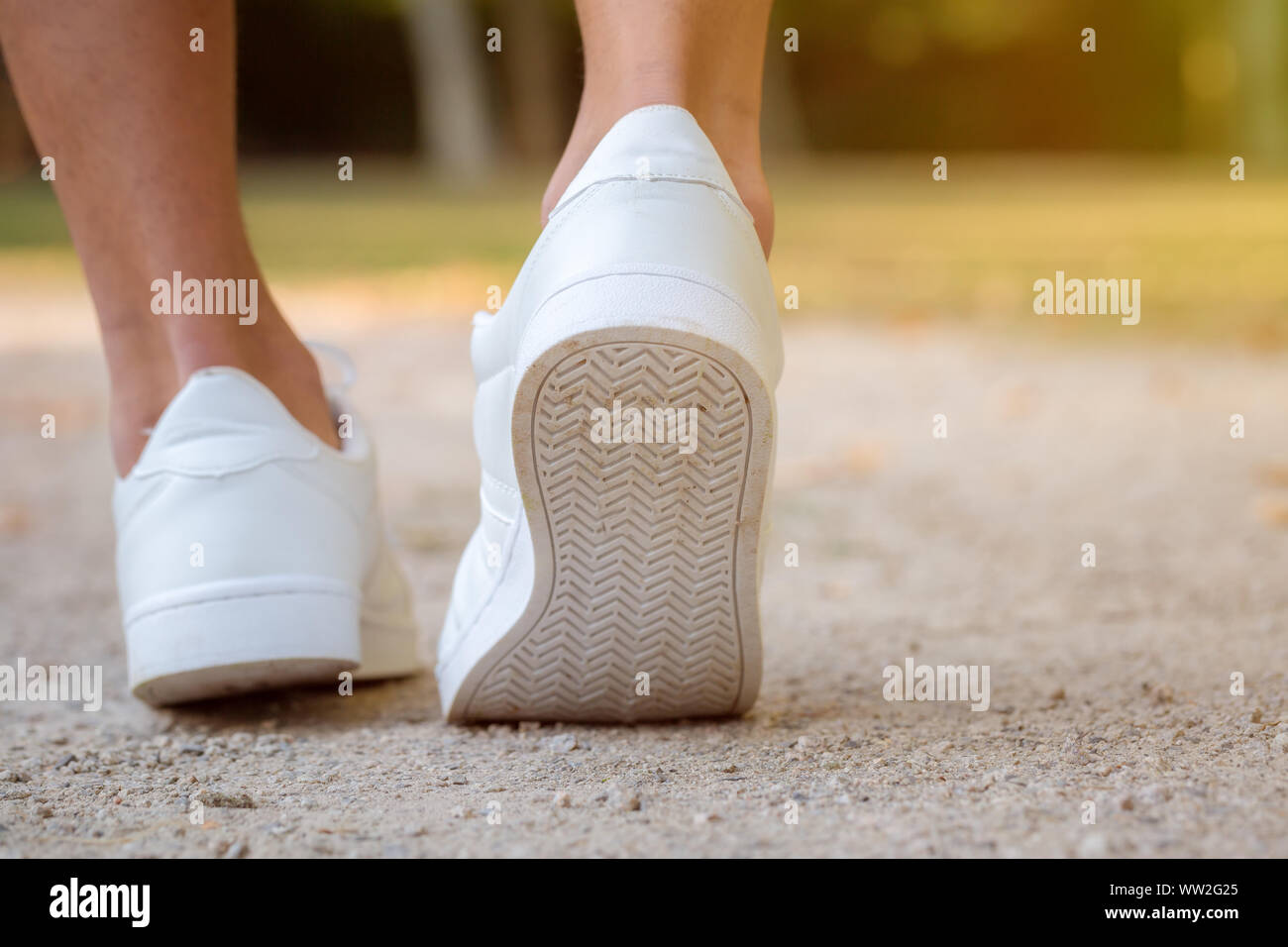 Scarpe runner giovane uomo pronto avviare la preparazione di avviamento acceso jogging sport fitness training outdoor Foto Stock