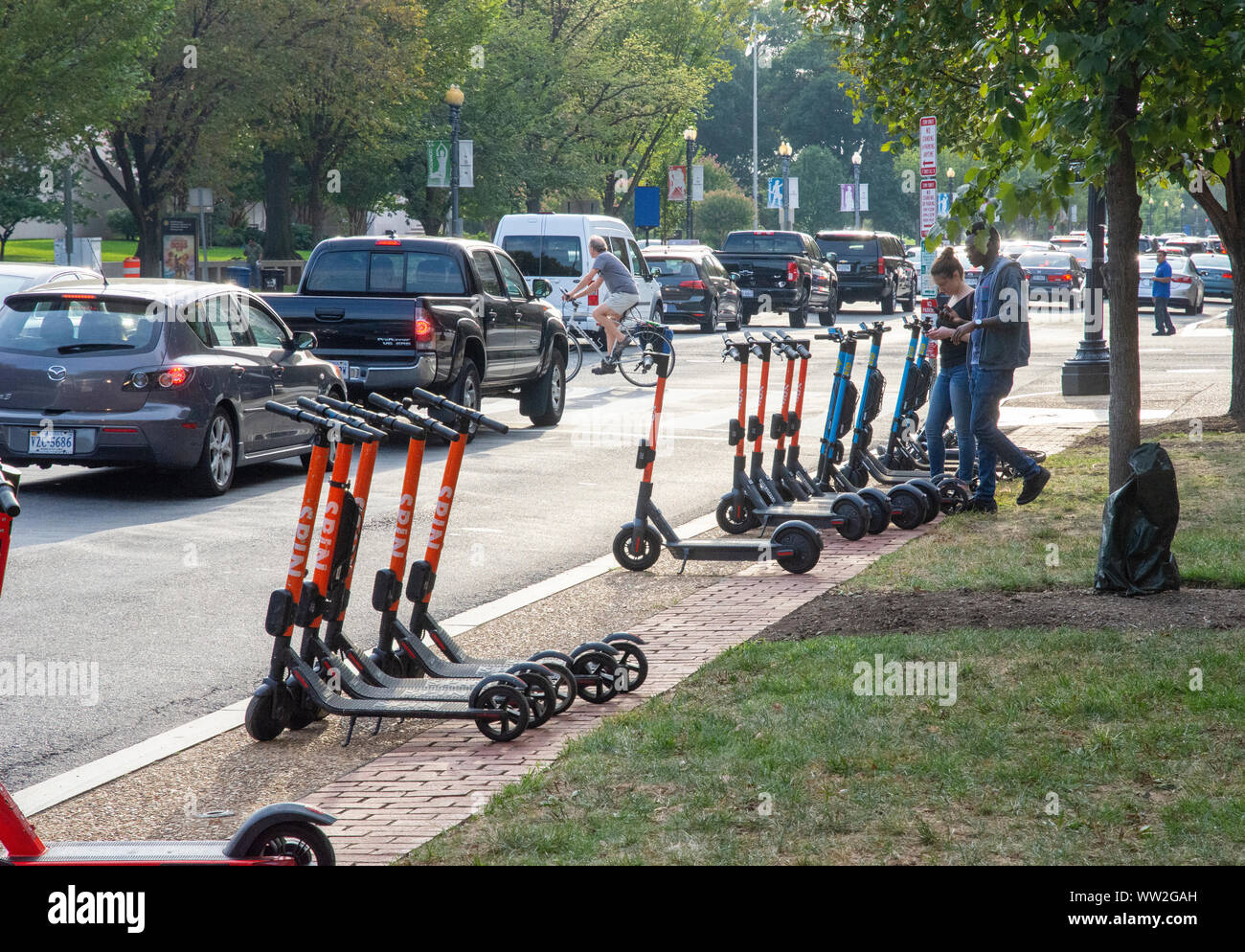 Dockless scooter elettrici attendono i piloti sul 14th Street vicino a costituzione Ave NW, Washington, DC. Foto Stock