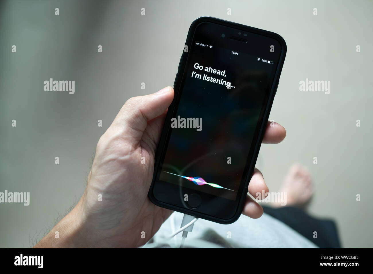 Bangkok, Tailandia - 30 Luglio 2019 : a Siri di Apple ad attivazione vocale assistente digitale, dice utente iPhone per chiederle di mostrare il testo 'andare avanti, sto l Foto Stock