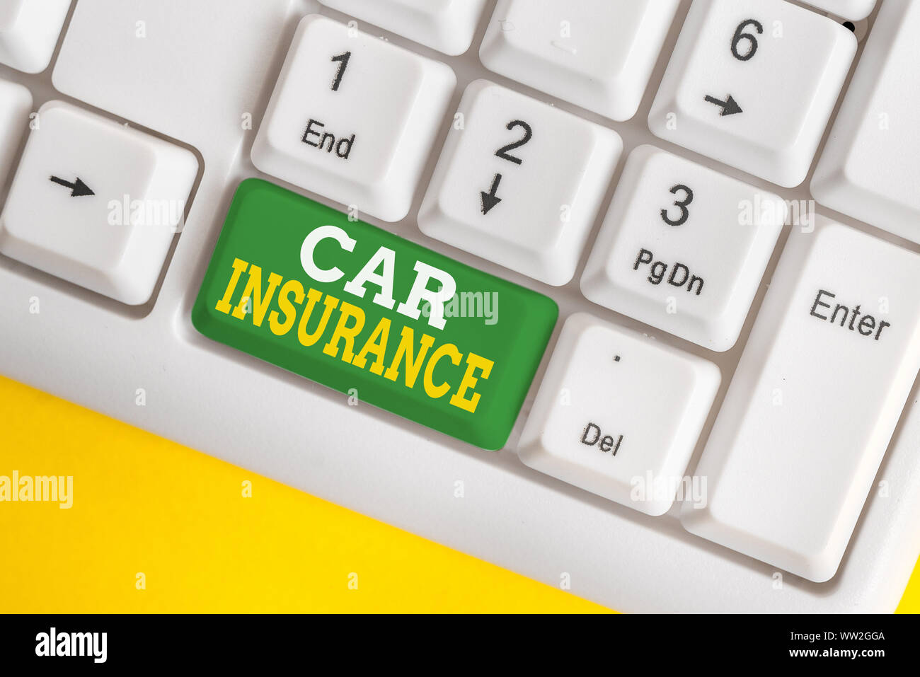 Testo della scrittura assicurazione auto. Foto concettuale infortuni copertura politica globale Autoveicolo fideiussione White tastiera PC con vuoto nota pape Foto Stock