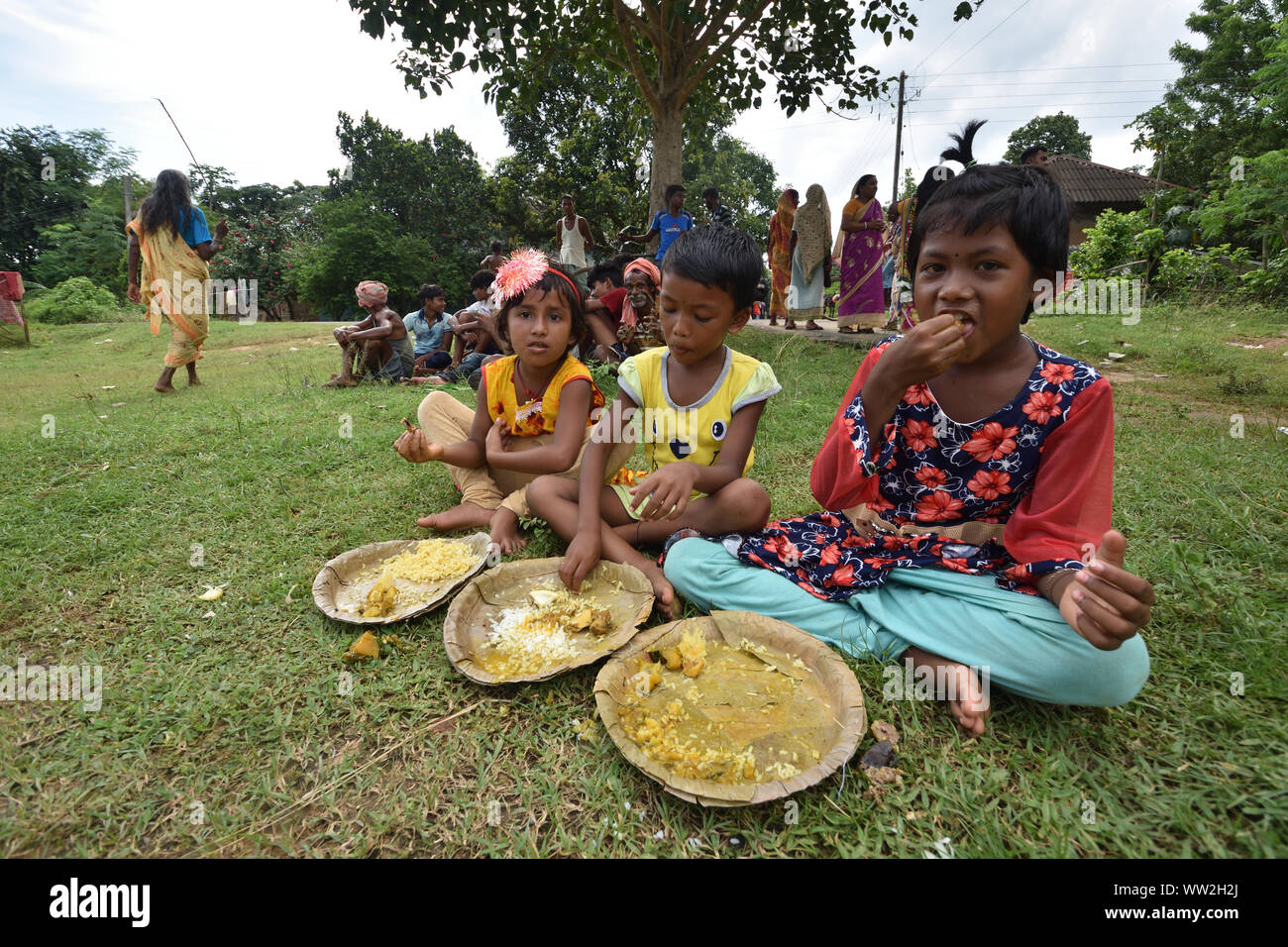 Tre ragazze sono tenuto aperto per pranzo sul terreno. Jhargram, West Midnapore, India. Foto Stock