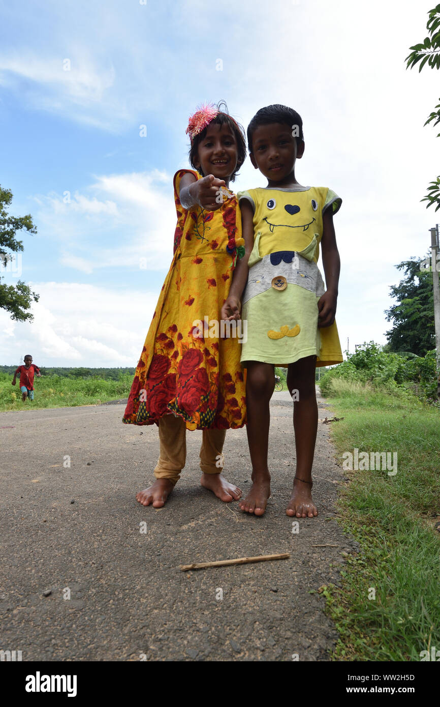 Varefooted villaggio due ragazze sono in posa permanente. Jhargram, West Midnapore, India. Foto Stock