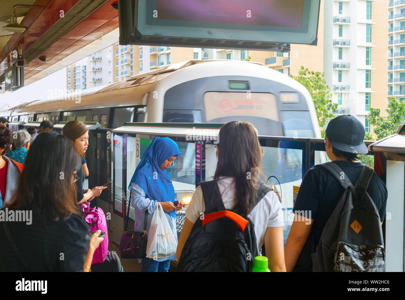 SINGAPORE - Feb 15, 2017: i passeggeri in attesa di arrivare a Singapore Mass Rapid Transit (MRT) treno. La MRT ha 102 stazioni ed è la seconda più vecchia Foto Stock