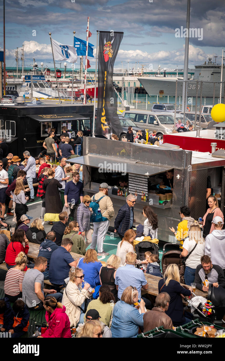 Persone a Reykjavik Street Food Festival, Reykjavik, Islanda Foto Stock