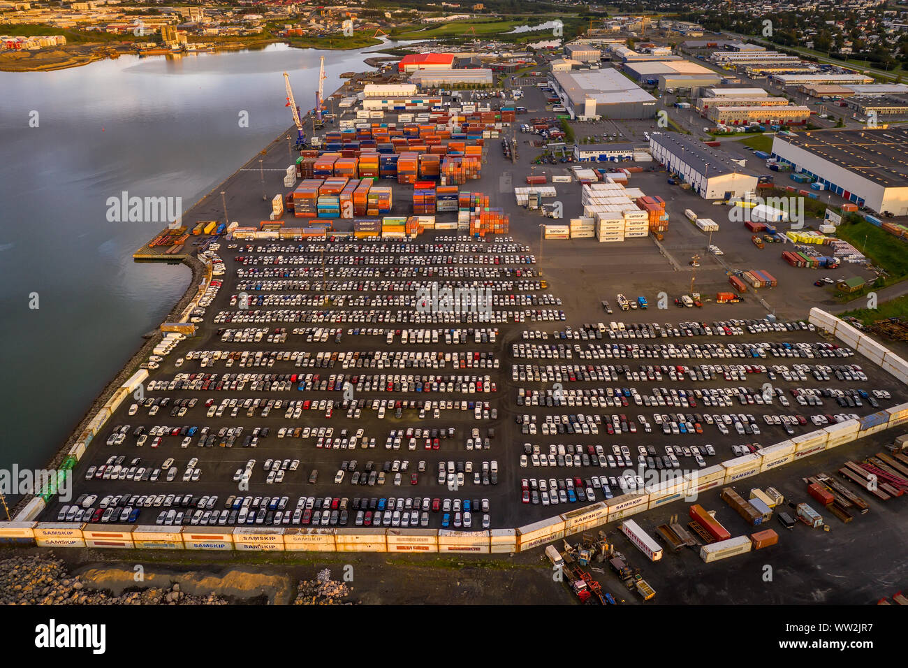 Le automobili e i contenitori di spedizione, il porto di Reykjavik, Islanda Foto Stock