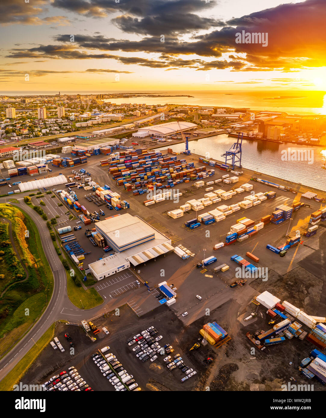 Le automobili e i contenitori di spedizione, il porto di Reykjavik, Islanda Foto Stock