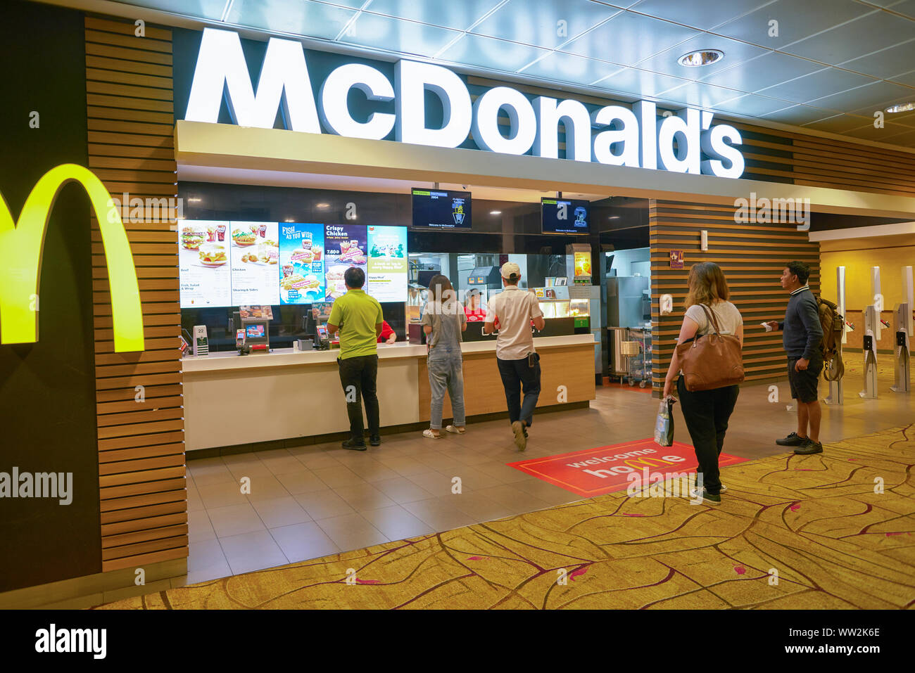 SINGAPORE - circa aprile, 2019: McDonald's a Changi International Airport. Foto Stock