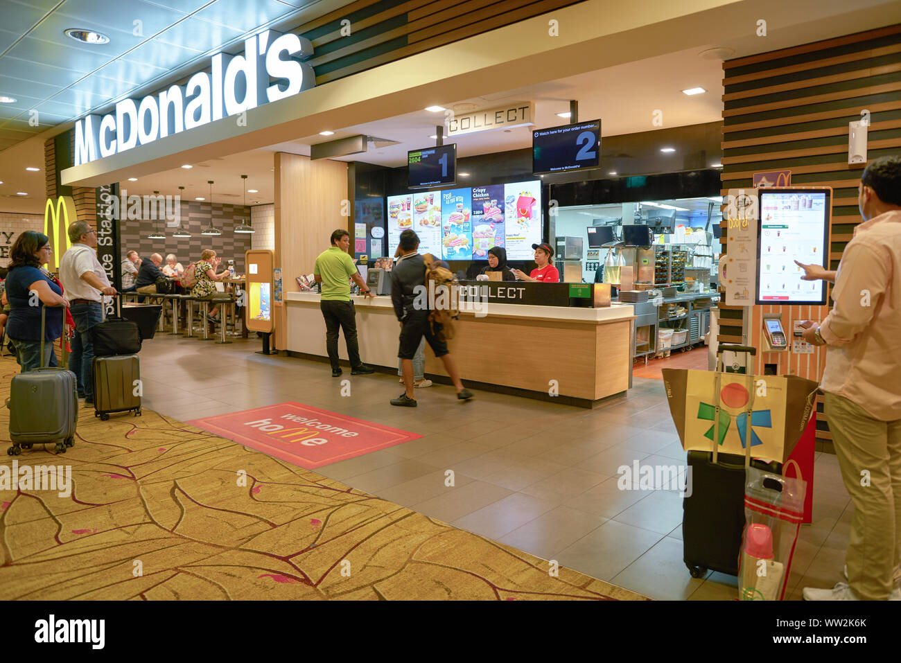 SINGAPORE - circa aprile, 2019: McDonald's a Changi International Airport. Foto Stock