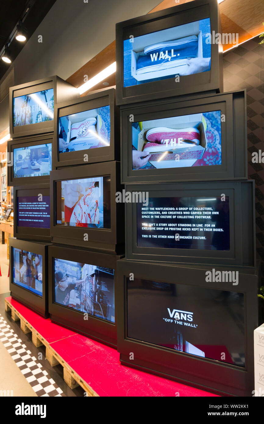 Furgoni è una scarpa per skateboard e abbigliamento rivenditore, Fifth Avenue, New York, Stati Uniti d'America Foto Stock