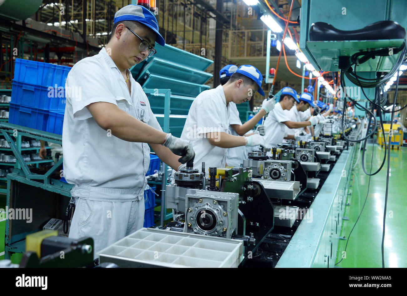 Cinese operai assemblare motocicli sulla linea di assemblaggio dello stabilimento di Sundiro moto Honda Co., Ltd. in città Taicang, est della Cina di Jia Foto Stock