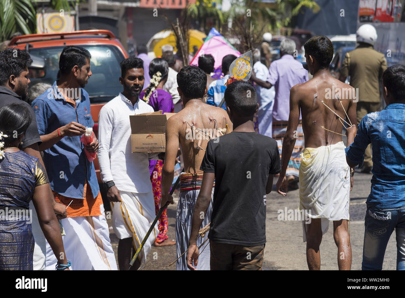 Pussellawa, Sri Lanka, 03/20/2019: festival indù di Thaipusam - body piercing rituali sotto la luna di sangue. Uomo con body piercing. Foto Stock