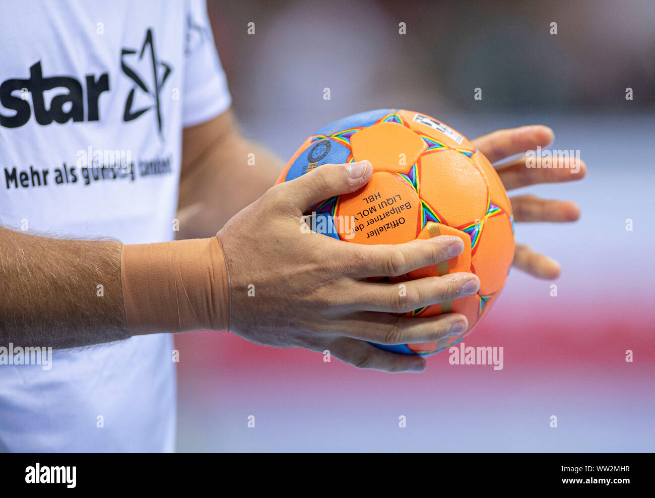 Caratteristica la Spielball con chip integrato per lo sport di dati e analisi dei giocatori e il gioco a sfere, selezionare iBall, pallamano Super Cup 2019, SG Flensburg-Handewitt (FL) - THW Kiel (KI) 32:31 (in Siebenmeterwerfen), su 21.08 .2019 in Duesseldorf/Germania. | Utilizzo di tutto il mondo Foto Stock