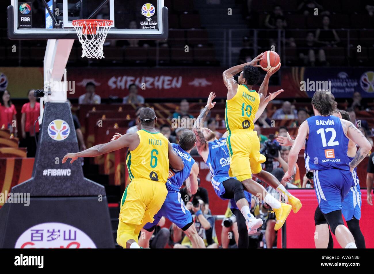 Leandrinho Barbosa, seconda a destra, del Brasile sfide Patrik Auda della Repubblica ceca durante il loro gruppo K match di pallacanestro FIBA World Cup 2019 Foto Stock