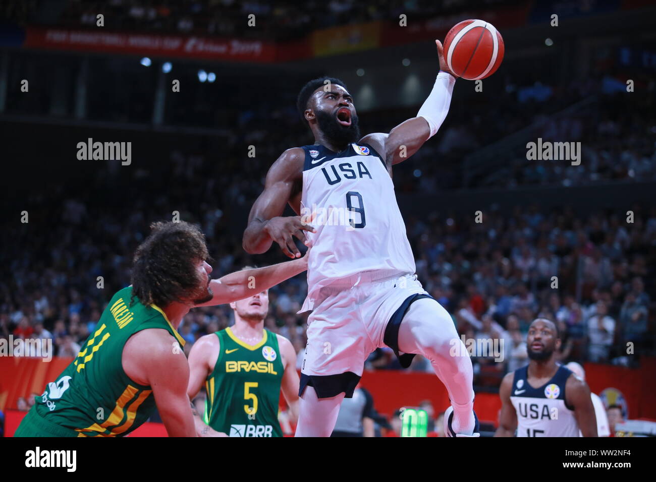 Jaylen marrone del Stati Uniti rigidi per il cesto contro il Brasile durante il loro gruppo K match di pallacanestro FIBA World Cup 2019 in Shenzhen Cit Foto Stock