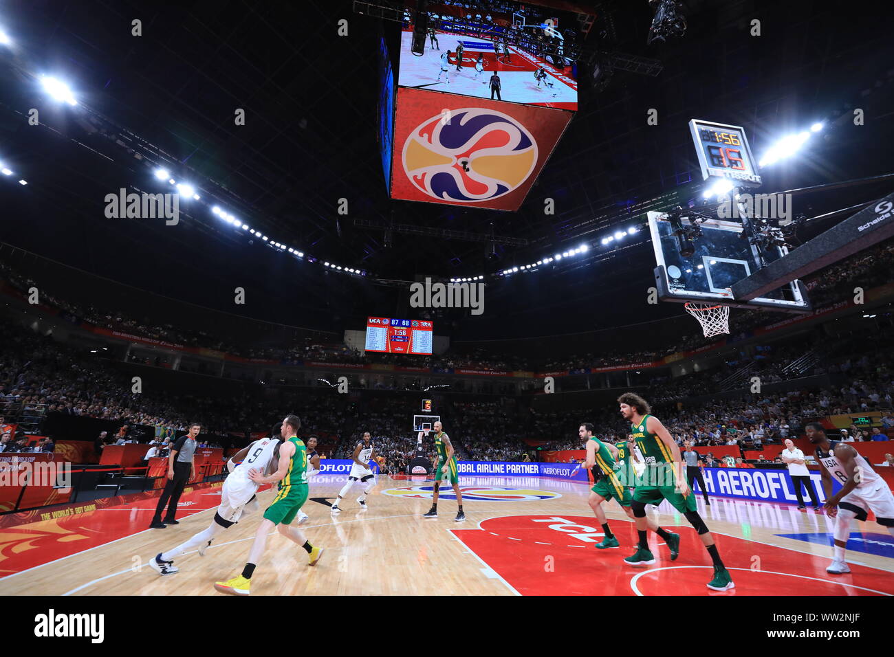 Jaylen Brown, a sinistra degli Stati Uniti sfide Marcelinho Huertas del Brasile durante il loro gruppo K match di pallacanestro FIBA World Cup 2019 in S Foto Stock