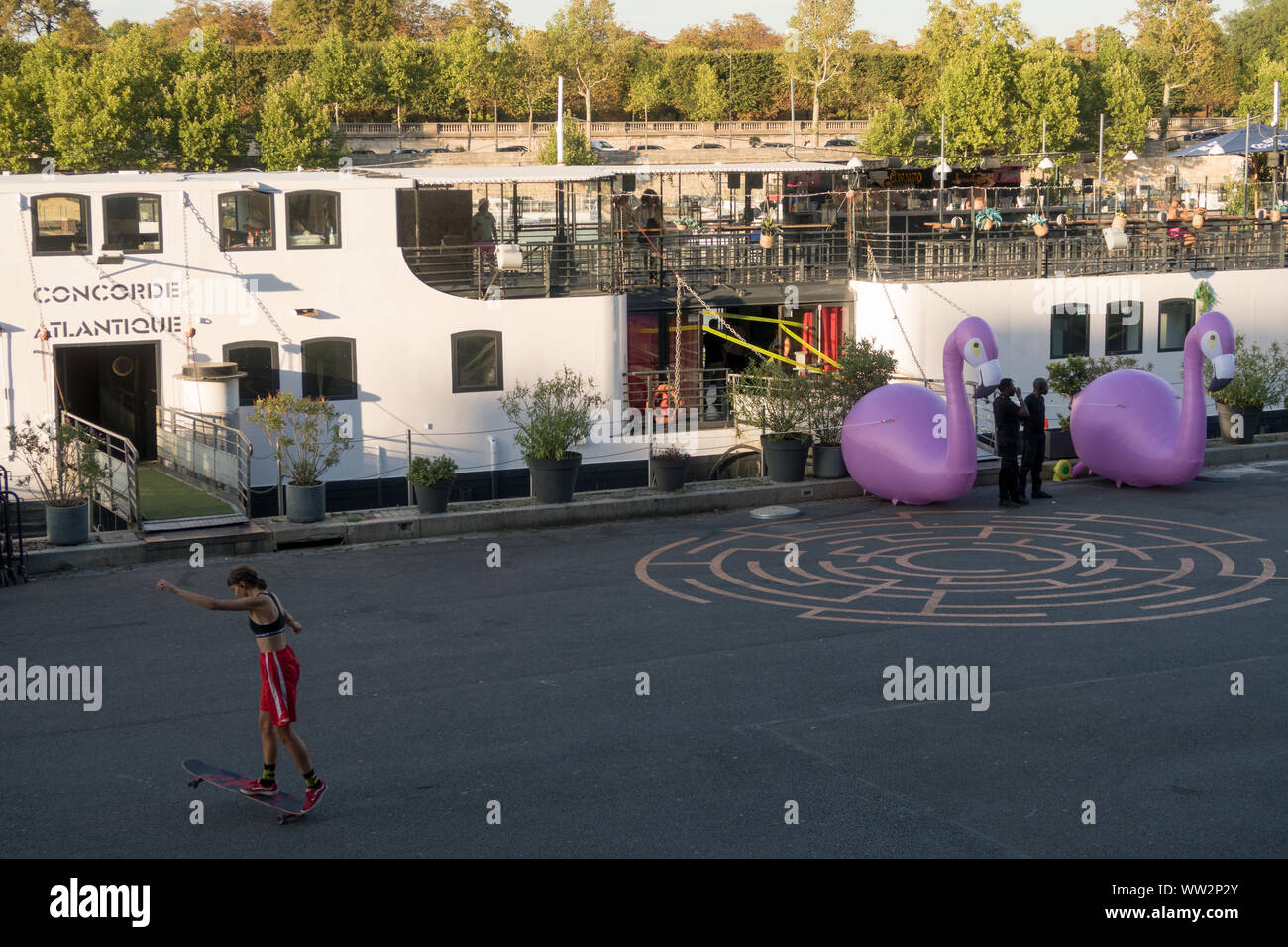 Parigi, Francia - 30 AGO 2019: giovane skater Femael al Concorde Atlantique barca presso la banca del fiume Senna, Paris , Francia. Foto Stock