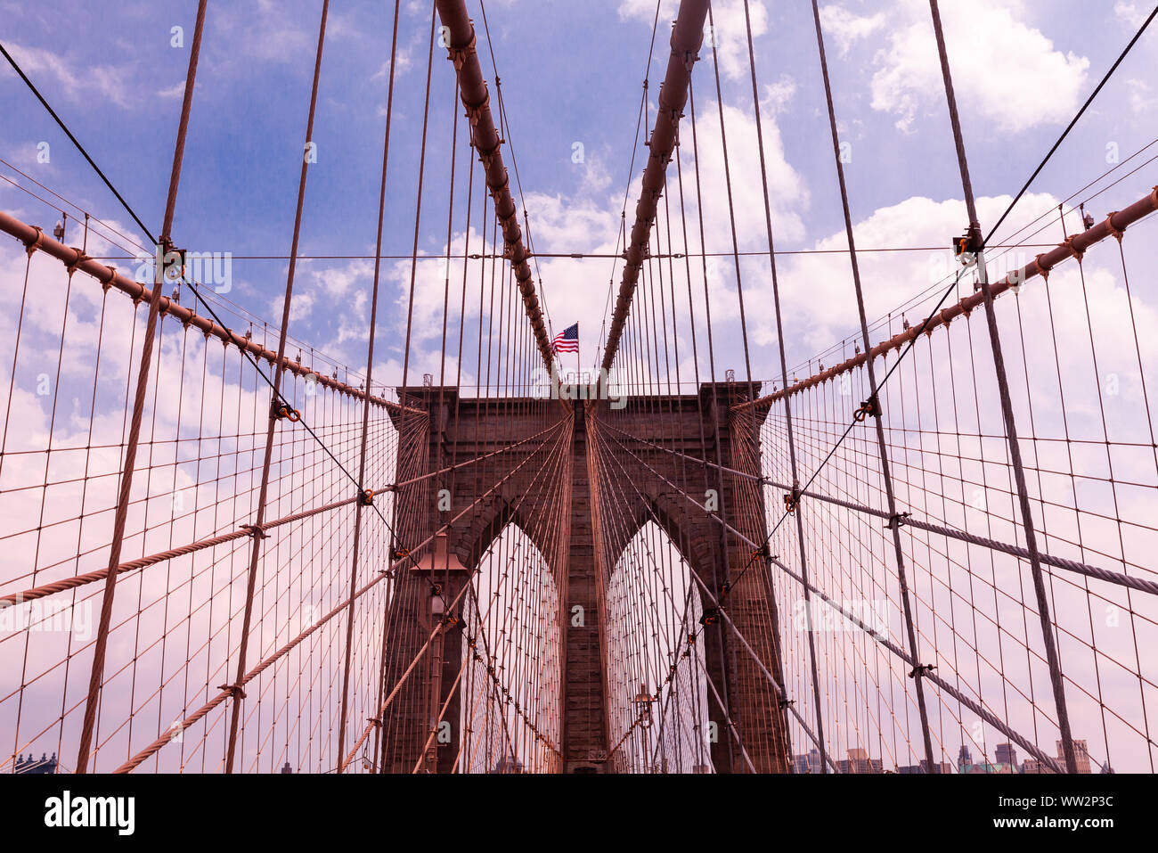 Ponte di Brooklyn contro il cielo nuvoloso Foto Stock