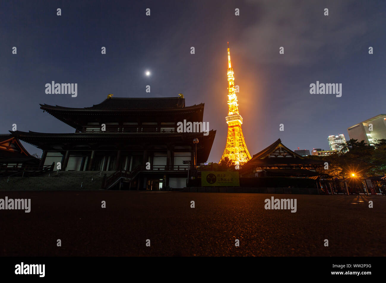 Il Tempio Zojoji e Torre di Tokyo di notte Foto Stock