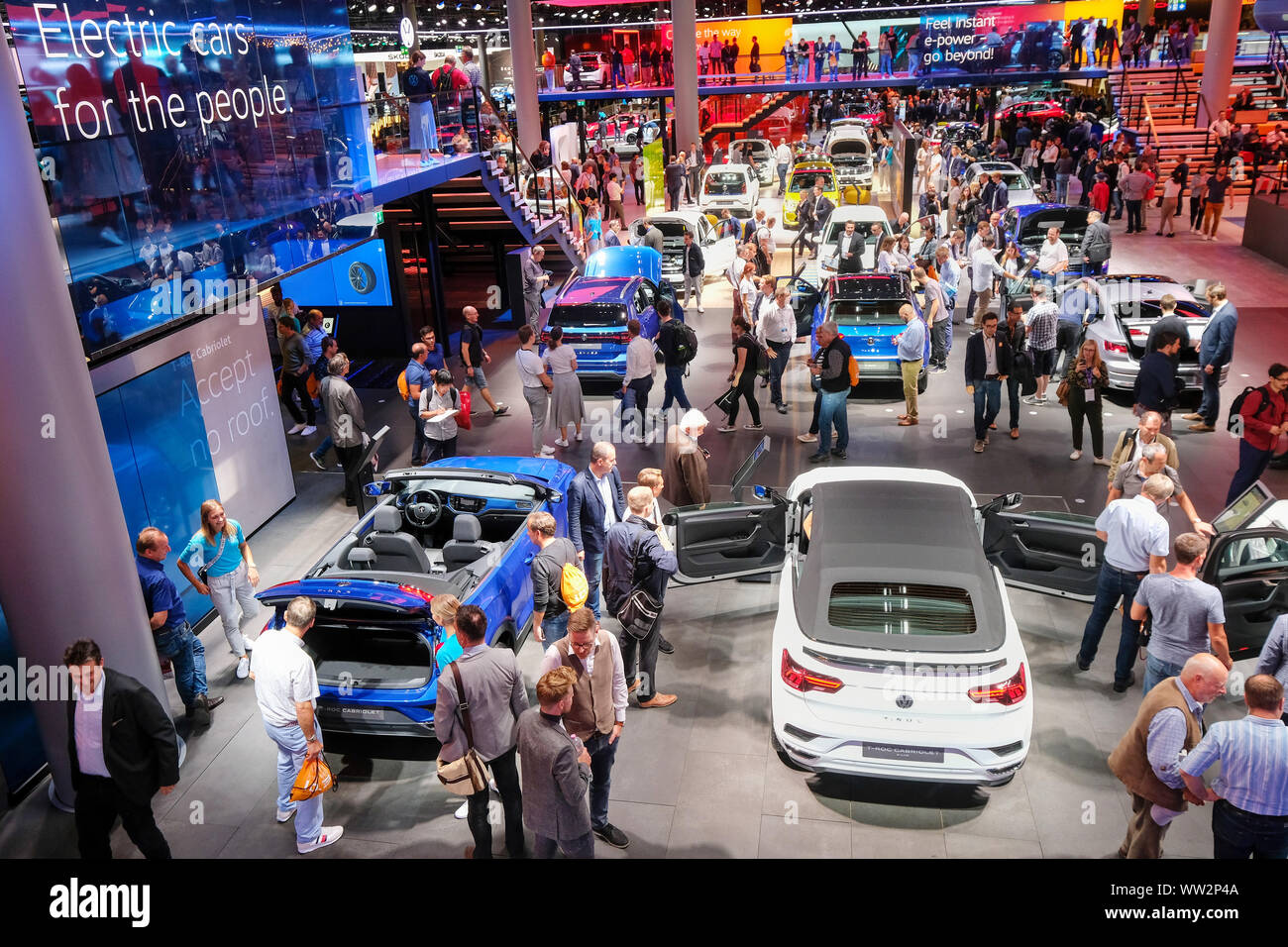 Frankfurt / M, Germania, 12.9.2019: stand fieristico di VW Volkswagen al IAA 2019 in Frankfurt / M Foto Stock