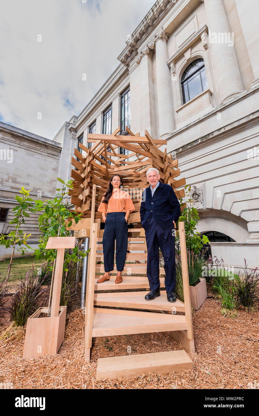 Londra, Regno Unito. Xii Sep 2019. Sir John Sorrell CBE, Presidente del London Design Festival ha commissionato Giulietta Quintero (entrambi nella foto) di Dallas-Pierce-Quintero, per creare un posto di vedetta per il giardino. Essa è conformata come un nido e contribuirà a creare uno spazio di contemplazione e di riflessione. Le tavole di quercia rossa sono stati termicamente modificato per rendere il pezzo più resistente per uso esterno e il pezzo era strutturalmente progettato da Arup. Credito: Guy Bell/Alamy Live News Foto Stock