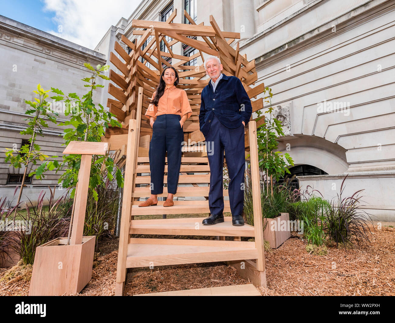 Londra, Regno Unito. Xii Sep 2019. Sir John Sorrell CBE, Presidente del London Design Festival ha commissionato Giulietta Quintero (entrambi nella foto) di Dallas-Pierce-Quintero, per creare un posto di vedetta per il giardino. Essa è conformata come un nido e contribuirà a creare uno spazio di contemplazione e di riflessione. Le tavole di quercia rossa sono stati termicamente modificato per rendere il pezzo più resistente per uso esterno e il pezzo era strutturalmente progettato da Arup. Credito: Guy Bell/Alamy Live News Foto Stock
