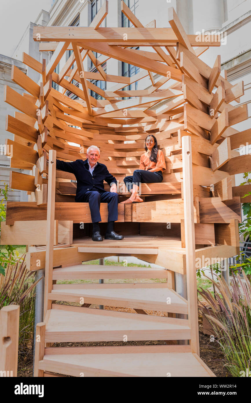 Londra, Regno Unito. Xii Sep 2019. Sir John Sorrell CBE, Presidente del London Design Festival ha commissionato Giulietta Quintero (entrambi nella foto) di Dallas-Pierce-Quintero, per creare un posto di vedetta per il giardino. Essa è conformata come un nido e contribuirà a creare uno spazio di contemplazione e di riflessione. Le tavole di quercia rossa sono stati termicamente modificato per rendere il pezzo più resistente per uso esterno e il pezzo era strutturalmente progettato da Arup. Credito: Guy Bell/Alamy Live News Foto Stock
