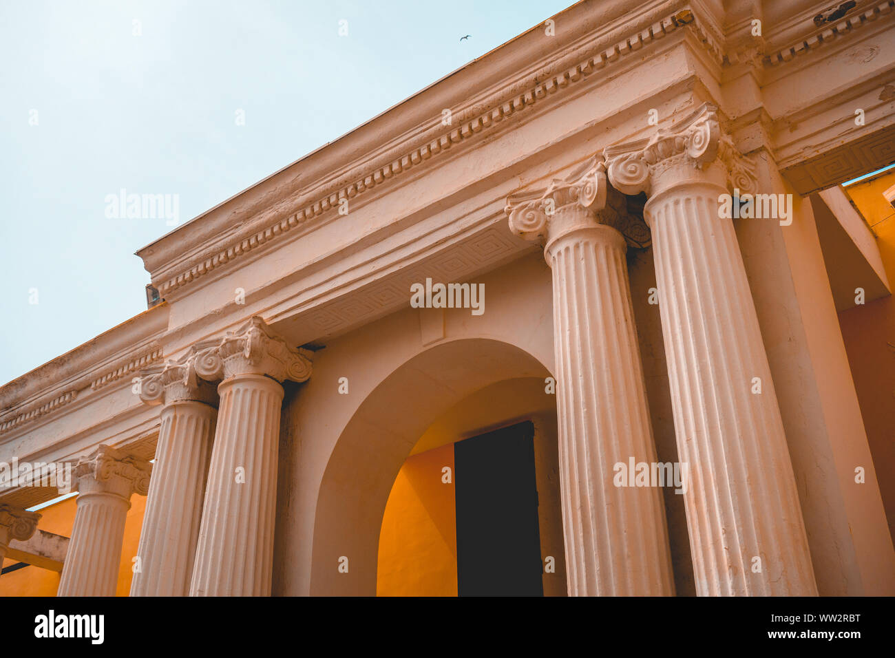 Alcuni pilastri di antichi edifici in colori arancione Foto Stock