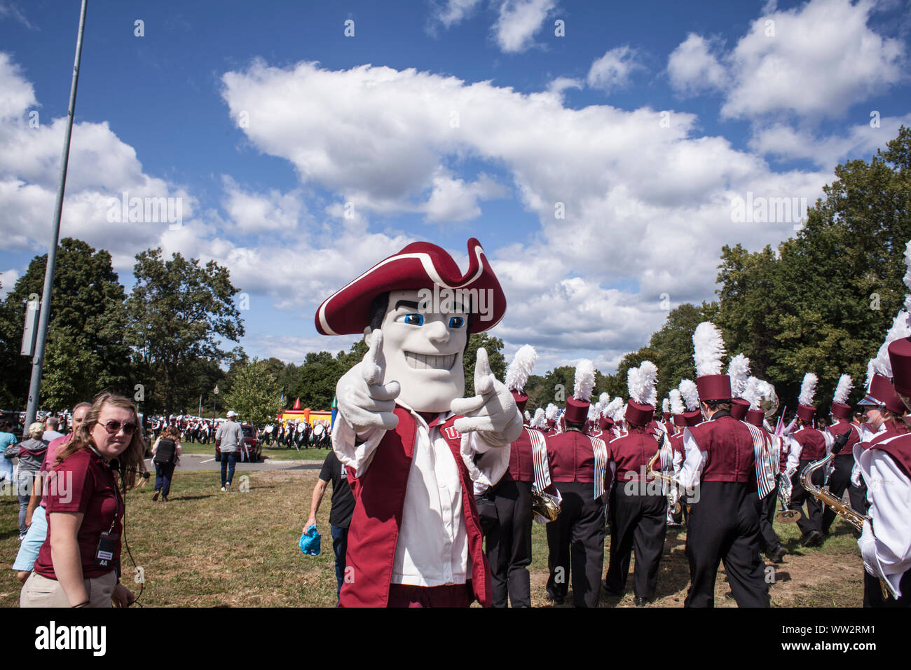 University of Massachusetts in Amherst squadra mascotte essendo gentile prima di iniziare una partita in casa. Foto Stock