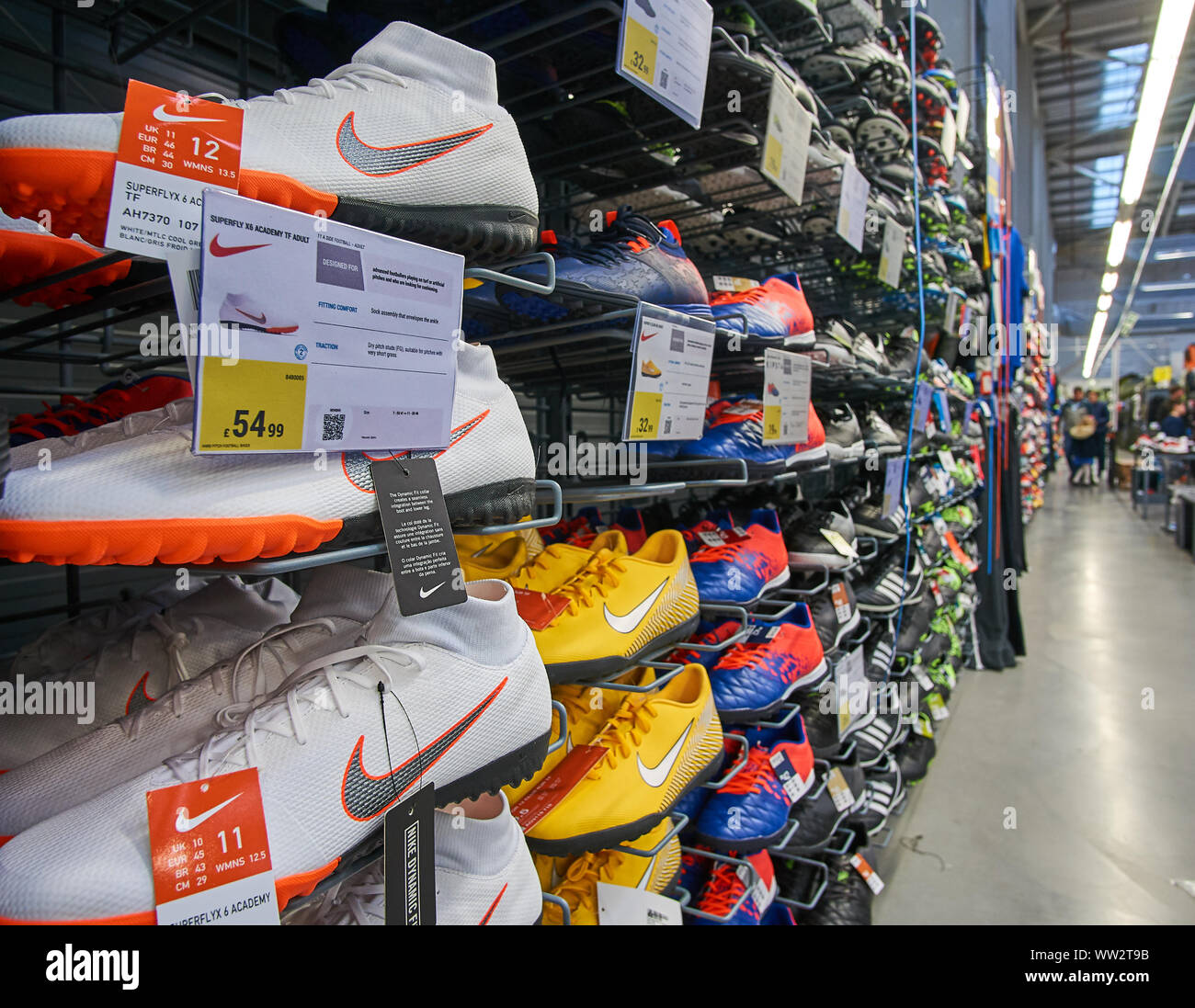 Scarpe da calcio in vendita in uno sport e outdoor buon negozio Decathlon a  Glasgow, UK Foto stock - Alamy