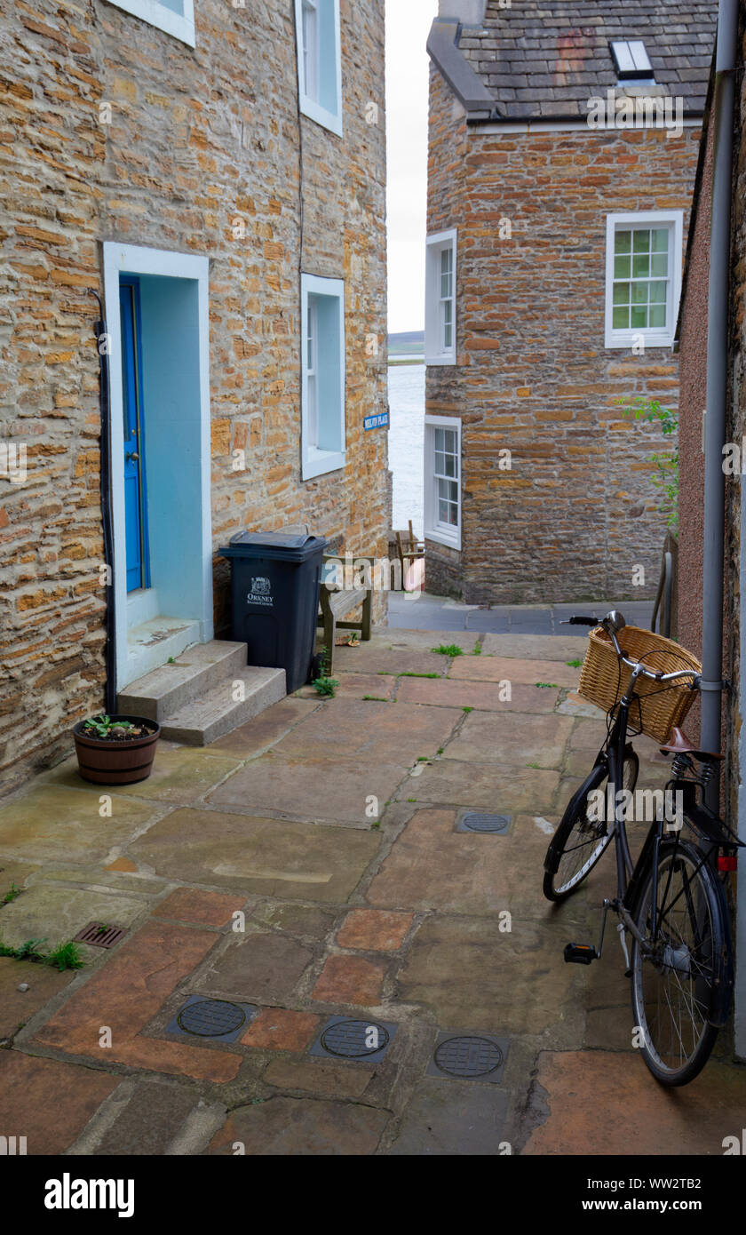 Bicicletta parcheggiata in Stromness vicino, Orkney Isles Foto Stock