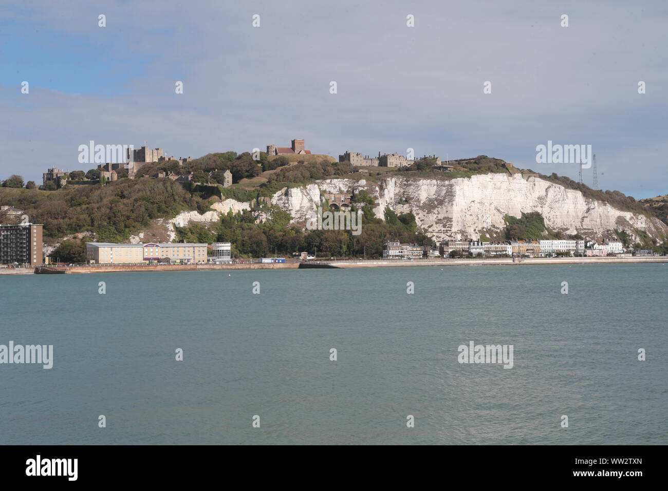 Il castello di Dover e le Bianche Scogliere dal nuovo Western Docks Pier a Dover Kent. costruito 1066-1087 xi secolo Foto Stock